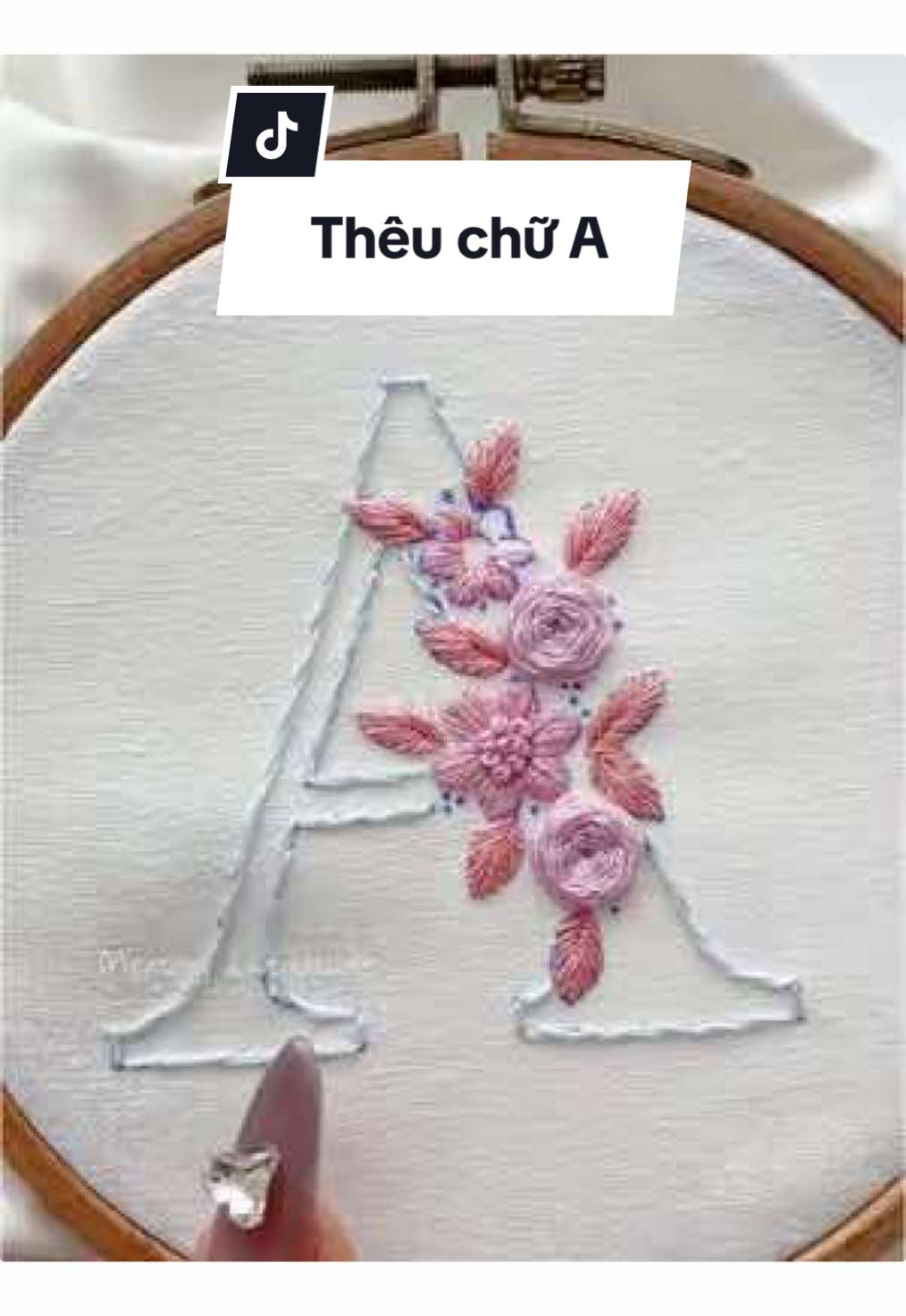 Từng đường kim mũi chỉ, viết nên chữ A của riêng mình 🌸 #CôTưThêuThùa #thêutayhandmade #theu #theutay #theuhiendai #theuchu #quatanghandmade #quatangbantrai #quatangsinhnhat #quatangnguoiyeu 