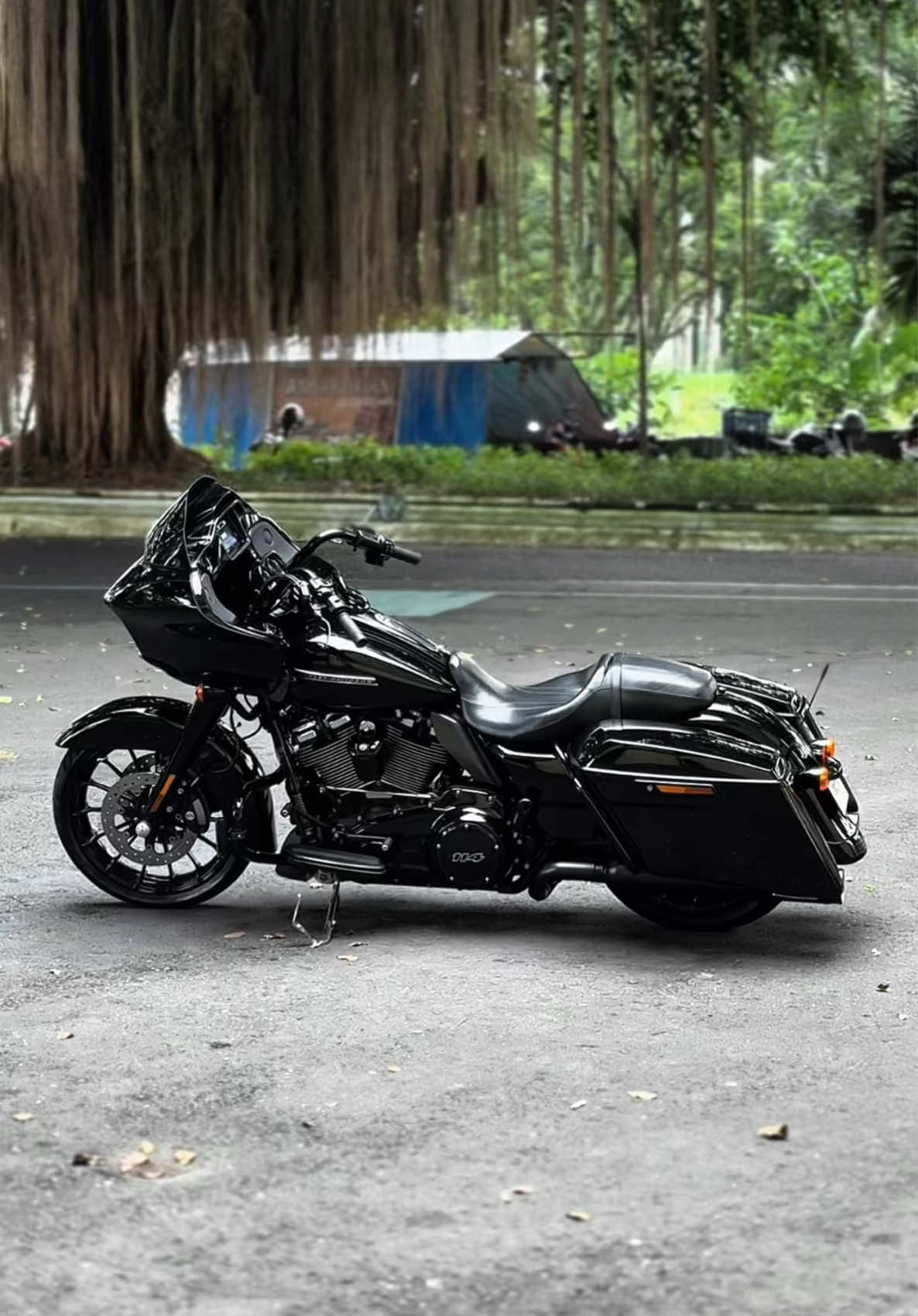 Harley Davidson Roadglide spesial 2019 engine 114ci M8  beli dari baru 0KM ABS Vin 5HD  Key 2  Fob 2 Manualbook lengkap Odo 10RB on going Knalpot trudual kerker Audio boombox  peringan kopling  Pelindung panas Audio normal Saddlebag guard  Engine guard model 2020 up Lampu strobo ion Sirine  Oli baru semua genuine HD  Filter oli baru genuine HD  Kampas rem baru  Aki baru Sensor O2 baru genuine HD Mesih sehat siap touring jauh!