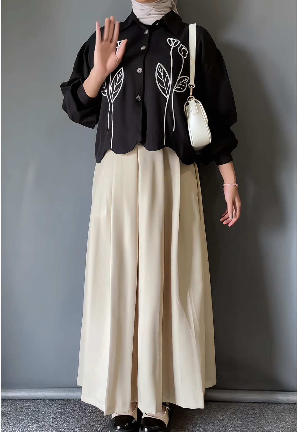 Lucu banget outfit dari @Els. Daily Outfit  #kemejawanita #kemejaflower #kemejabordir #kemejarayon #camaryshirt #rokpanjang #outfithijab #outfitkekinian #fyp 