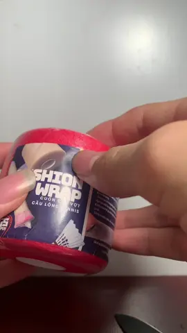 #quan cốt #caulong #babminton #TGS #abc  Quấn cốt TGS là lựa chọn tuyệt vời cho anh em cầu lông muốn: 	•	Tăng độ dày cán vợt: Giúp cầm vừa tay hơn, không bị mỏi. 	•	Tạo cảm giác đầm tay: Hỗ trợ lực đánh mạnh hơn, đặc biệt là smash. 	•	Định hình cán vợt chắc chắn: Không bị lỏng lẻo khi di chuyển nhanh. 	•	Chất liệu xốp EVA cao cấp: Êm, đàn hồi tốt, không thấm nước. 	•	Dễ thi công: Cắt và quấn theo form cán tùy ý, kết hợp tốt với quấn cán bên ngoài. 	•	Màu sắc đơn giản: Đen, xám hoặc trắng – phù hợp mọi loại vợt.