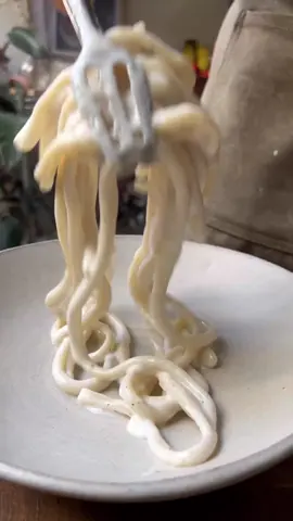 פסטה פיצי ברוטב קאצ’יו אה פפה🍝 אחד הרטבים האהובים עליי הוא קאצ’יו אה פפה ואיזה אלופים גד שהוציאו מחדש את גד ומיד כי הרוטב שלהם פשוט כל כך טעים כמו כל דבר שהם מוציאים והוא מכיל נטו גבינות של גד 🧀 כל מה שצריך זה פשוט לשים אותו במחבת עם קצת ממי הבישול של הפסטה ויש לכם אשכרה מנה של מסעדה בבית וכל מה שצריך זה פשוט את הרוטב שלהם 🤍 מתכון לפסטה בתגובה הראשונה 🫶🏻 פרסום ממומן בשיתוף @gad_dairy  #fyp #pasta #מבשלים_עם_טיקטוק