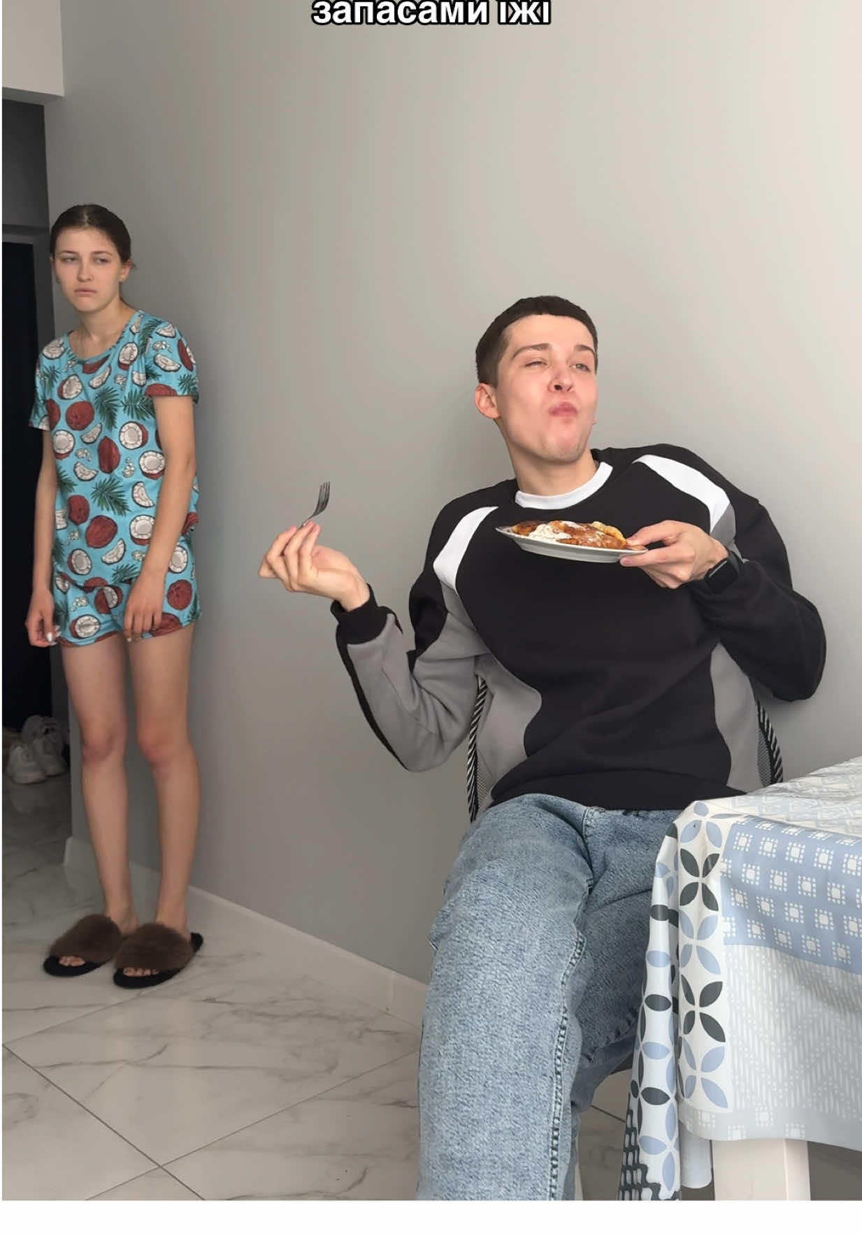 а це виявляється була її вечеря🤣 життєво?😁 #жартівливевідео #сестра #гумористичневідео #прикол #жарт #мем #тасама #гості #життєво #родина #старшасестра #гуморукраїнською #жарт 