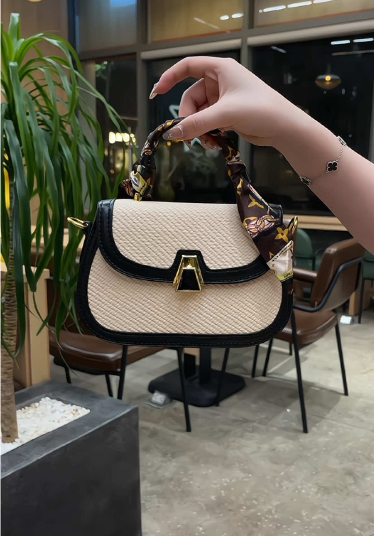 Túi xách nữ, đeo chéo phối khăn, mẫu này mới về e lên video cho các tình yêu luôn #jimestore #tuixachnu #tuixach #reviewtuixachnu #tuideocheonu #byscom 