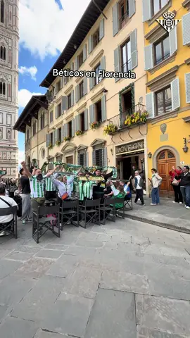 ¡Apiñados como balas de cañón! 💚🤍💚 #RealBetis #Florencia #ConferenceLeague #Fútbol #tiktokfootballacademy #deportesentiktok 