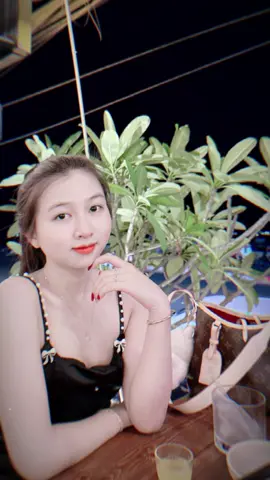 Nhìn em 1 giây thôi đừng nhìn em quá lâu lại mê em đó 😂