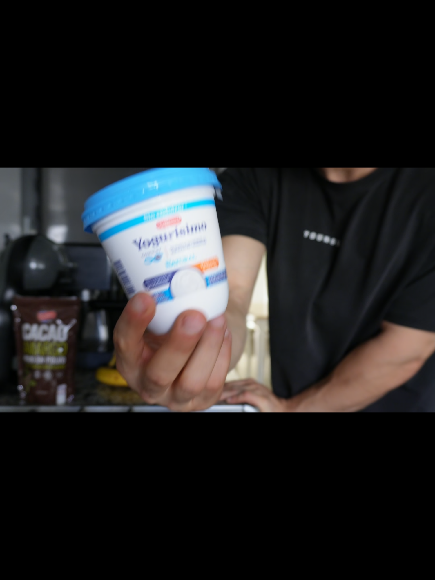 Yogur, whey, fruta, pasta de mani