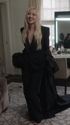 Coupé... Action ! Nous avons passé un moment exclusif avec #Rose lors de sa préparation pour le #MetGala 2025. Verdict du look, vous validez ? #voguefrance #TikTokFashion
