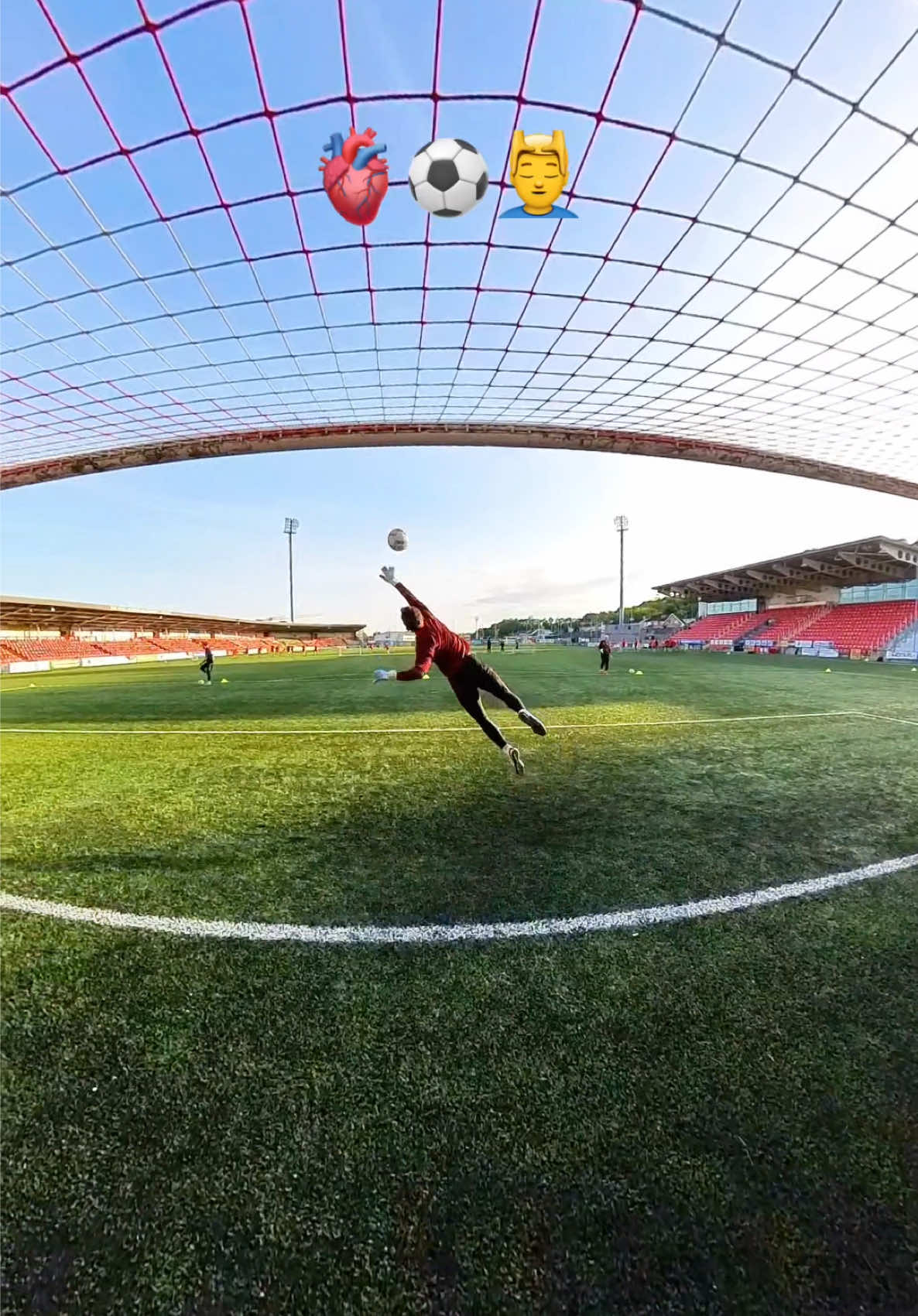 Goalkeeper POV 💪✅ @West Coast Goalkeeping  #gk #goalkeeper #goalkeepers #goalkeepertraining #gktraining #goalkeepergloves 
