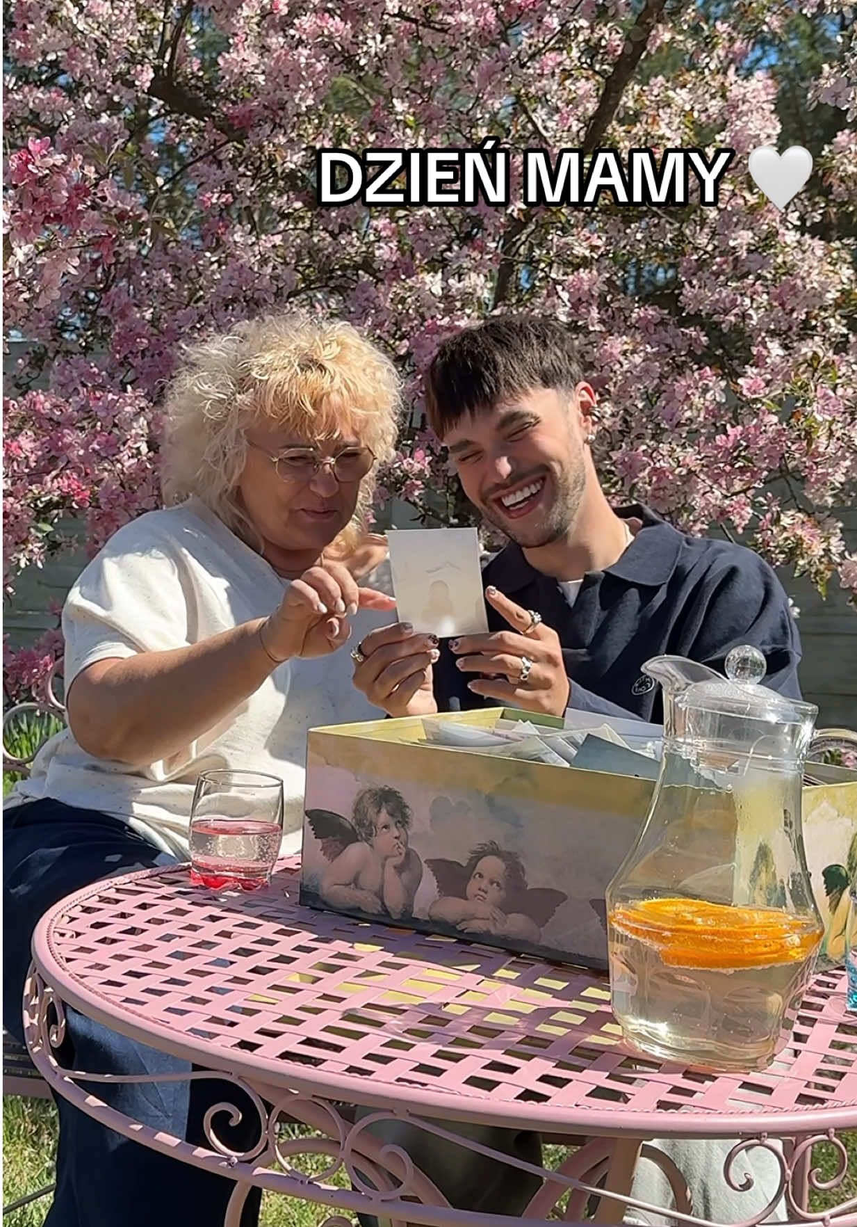 Moja mama, to znaczy tak wiele 🤍 bo czasem warto na chwilę się zatrzymać i powiedzieć swojej mamie jak bardzo ją kochasz.  Z okazji Dnia Mamy @Sephora Polska przygotowała dla Was najpiękniejsze prezenty do -40%* To idealna okazja, aby świętować ten czas ze swoimi mamami! 🤍 **Obowiązuje na wybrane produkty, od 29.04 do 26.05 lub do wyczerpania zapasów, nie łączy się z innymi promocjami. Szczegóły na sephora.pl [współpraca reklamowa]