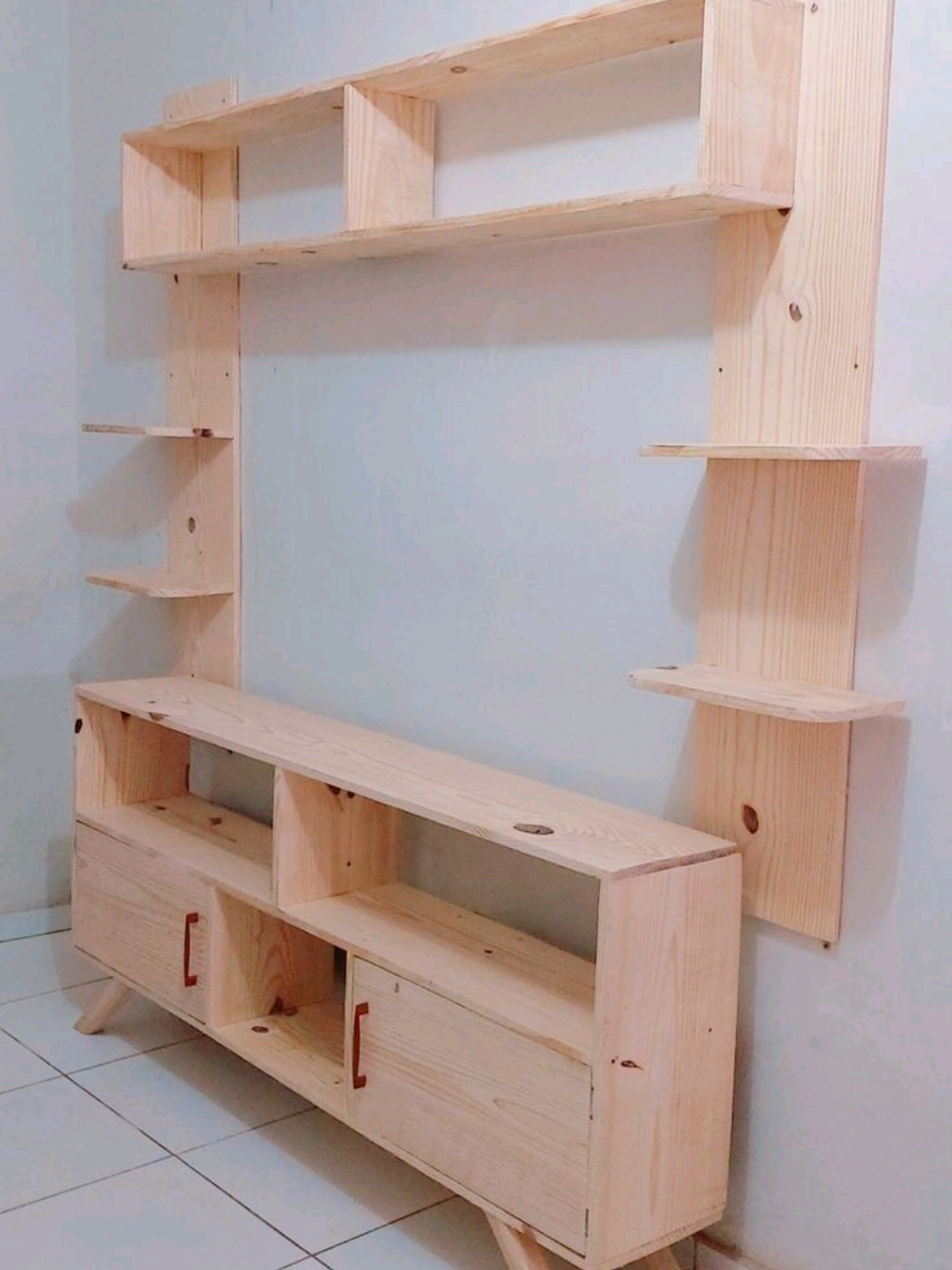 Olha esse painel com rack feito 100% em madeira maciça! Design funcional, prateleiras inteligentes e acabamento natural que valoriza qualquer ambiente! Ideal pra quem curte um estilo rústico moderno, resistente e feito sob medida. Na VM Pallets, a madeira ganha vida nas suas ideias! Gostou? Comenta aí ou chama no direct pra orçamento! #DIY #VMpallets #marcenariainteligente #marcenariacriativa #feitoamao 
