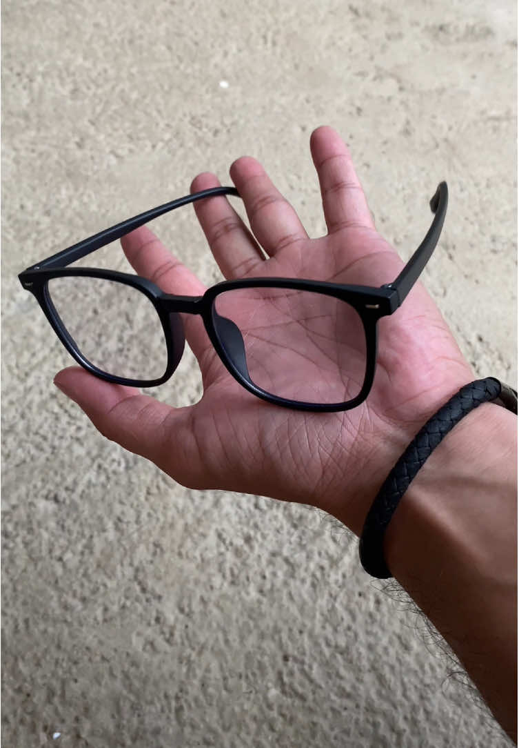 ROWCHIC Photochromic Anti Radiation Minimalist Style Glasses. #rowchiceyewear #eyewear #photochromiceyeglass #antiradiationglass 