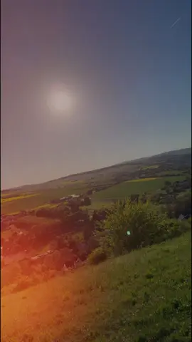 Manchmal verlieren wir uns in Sorgen um die Zukunft oder hängen in Erinnerungen an die Vergangenheit fest. Doch das Leben passiert genau hier, genau jetzt. Jeder Moment bietet uns die Chance, neu zu beginnen, Entscheidungen zu treffen und unser Leben bewusst zu gestalten. Lass uns die Kraft des Augenblicks nutzen – heute zählt. Mach das Beste daraus! #HierUndJetzt #Mindset #Achtsamkeit #Motivation #Lebensfreude #CarpeDiem #PositiveVibes #Inspiration #Gegenwart #Selbstfürsorge #BewusstLeben #HeuteZählt #LebeDenMoment #Persönlichkeitsentwicklung