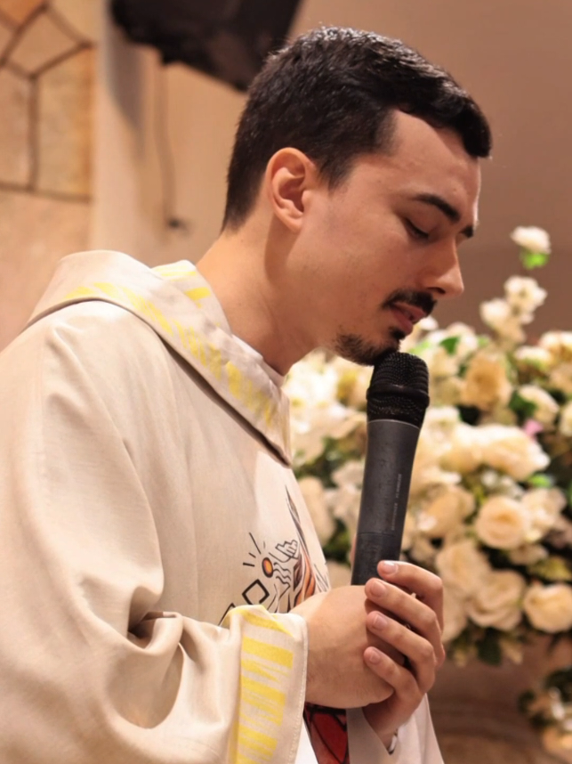 Cantar pra mim sempre foi uma forma de rezar, de me aproximar de Deus e de ajudar na comunicação da mensagem que quero passar dentro da homilia. Compartilhar com vocês algo que amo fazer é uma grande alegria. Muito obrigado a todos que me apoiam nessa caminhada. Deus os abençoe. Coral @Ágape Coral Orquestra  #igrejacatolica #padre #musica 