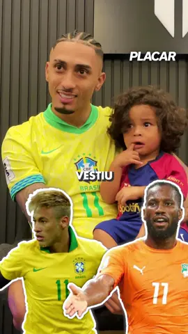 DUELO DE CAMISAS 11! 👕⚽ Quem é melhor? 🚨Não perca a entrevista com o Raphinha na íntegra, sexta-feira (9) às 12h30 no canal da Placar TV. #Raphinha #Barcelona Placar