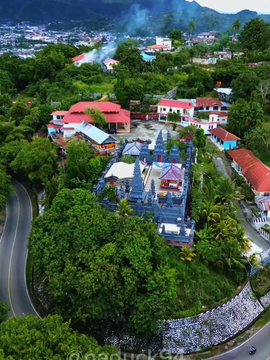 Pura Agung Surya Bhuvana Skyline Kota Jayapura #PuraSuryaAgung #SkylineJayapura #BudayaPapua #BaliDiPapua #WisataJayapura #ExplorePapua #PesonaIndonesia #naduck94 #droneview