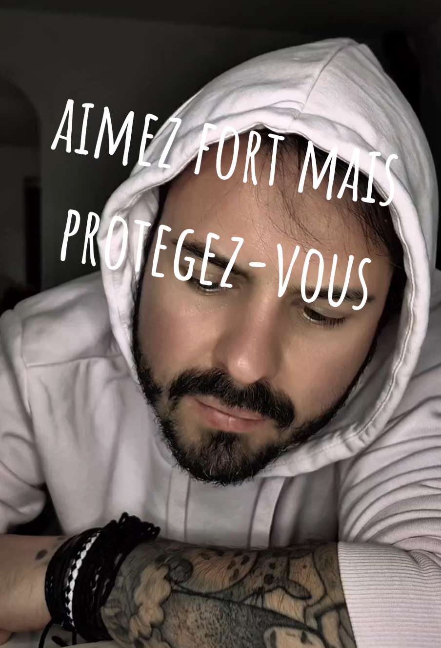 Les cœurs les plus purs sont souvent ceux qui souffrent en silence… Ils voient le bien chez tout le monde, pardonnent trop, donnent trop, espèrent trop… Mais un cœur, même pur, a ses limites. Alors aime, donne, crois… mais surtout : protège-toi. Parce qu’à force de te brûler pour réchauffer les autres, il ne restera plus rien de toi. #citations #amour #santémentale #coeurbrisé #penséedujour 
