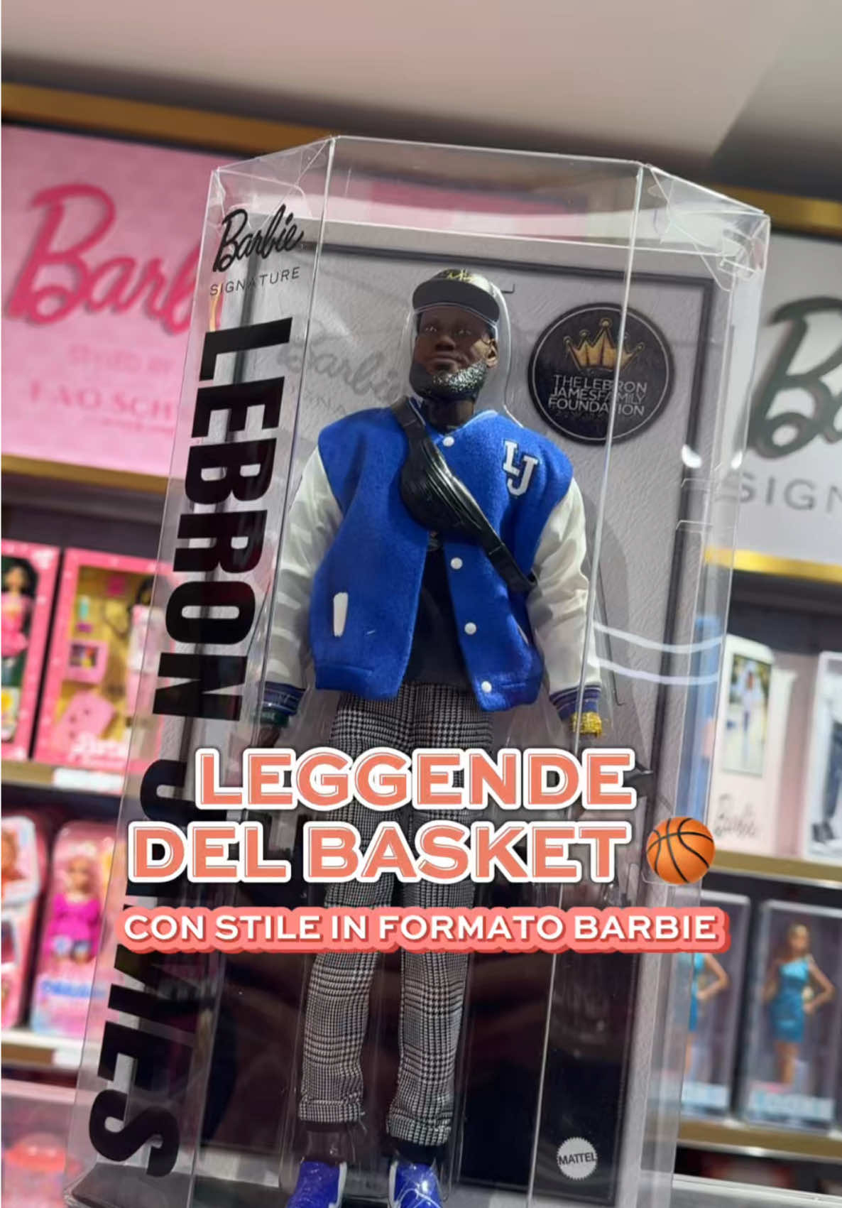 È appena uscita la Barbie di @Lebron James ! Puoi trovarla nel nostro negozio di Milano! 🏀⛹🏾‍♂️  #faoschwarzmilano #barbie #barbielebronjames #lebronjames #kenlebronjames 