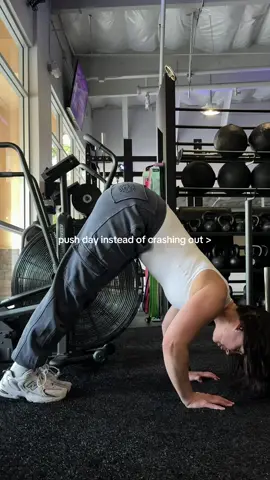 my very feminine girly that girl it girl upper body upper body workout for women 🥴 #calisthenics #bodyweightworkout #GymTok #workoutmotivation #bodyweighttraining #upperbodyworkouts 