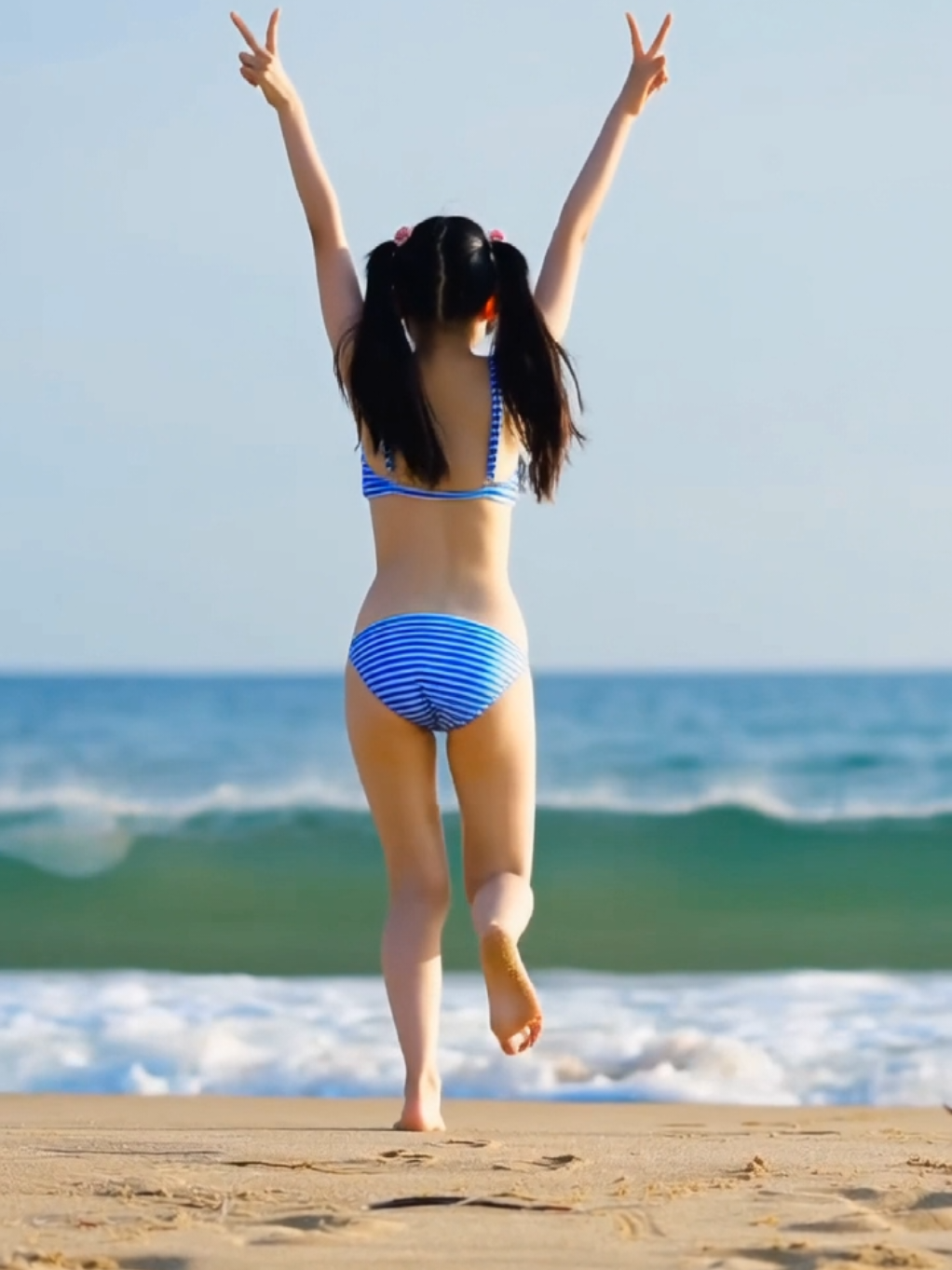 青い海に向かってはじけたい！今の思いを全てをぶつけたい！負けたくない！あきらめたくない！走ろう！明日に向かって！みんなにも出来るはずから…#AI動画 #AI美少女 #ツインテール #ビキニ水着 #海