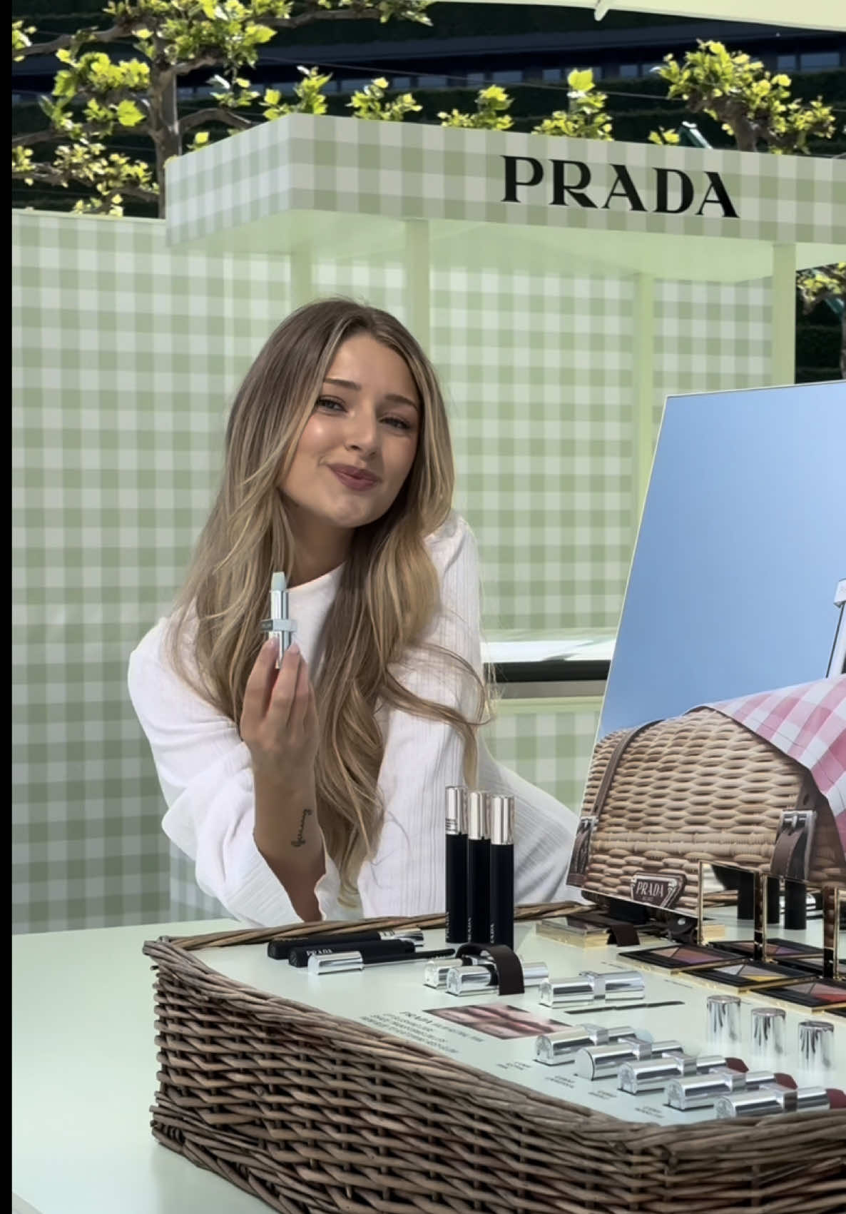 Anzeige | Der perfekte Last-Minute Spot für Muttertag von @pradabeauty in Düsseldorf! Der Spring Picnic Pop-Up ist vom 07. - 10.05 täglich von 10-20 Uhr geöffnet! 🤍 Hier findet ihr auch einen Pop-Up: München: •  Oberpollinger, Neuhauser Str. 18, München •  Nur vom 28.04. bis 10.05., täglich 10-20h Nicht traurig sein, falls ihr es nicht rechzeitig nach Düsseldorf und München schafft, könnt ihr den Pop-Up auch in Stuttgart besuchen: •  Douglas Königstr. 16, Stuttgart •  Ab dem 23.06. bis 5.07., täglich 10-20h   #PradaBeauty #pradafragrances #pradamakeup 