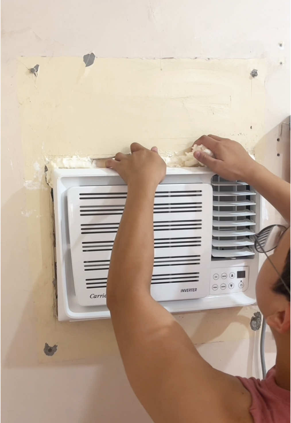 Mahirap nga bang tanggalin ang aircon kapag hinamitan ng foam spray #foamspray #foamsprayer #pufoamspray #spraysealant #polyurethanefoam #fyp #foryou #foryoupage 