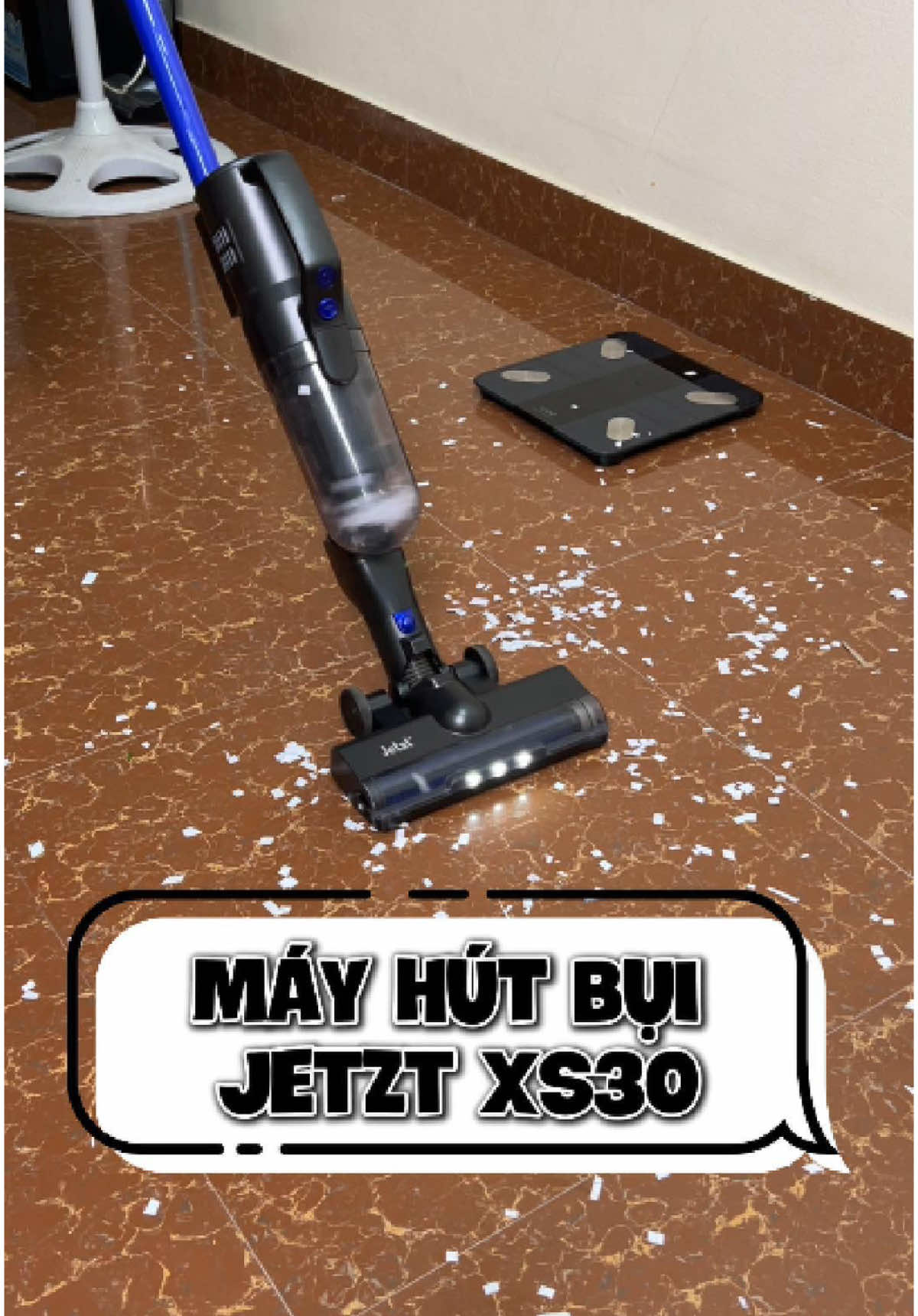 Máy hút bụi không dây nên cực kỳ tiện, không còn cảnh kéo dây vướng víu hay phải tìm ổ cắm quanh nhà. có đèn soi bụi nhìn thấy rõ cả bụi dưới gầm bàn, gầm ghế – hút không sót chỗ nào luôn! Nhỏ gọn, nhẹ tay, cầm lâu không mỏi. mọi người nên thử con máy này nha! #tienkiemchung #kocnet #LearnOnTikTok 