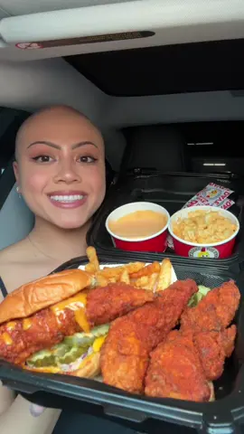 eating Dave’s Hot Chicken in the car 😍 The mac >> @Bloom Nutrition #bloompartner 