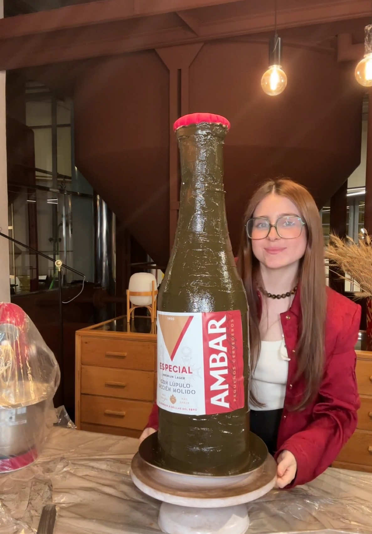publi. Hacer una tarta gigante en forma de botellín es más difícil de lo que parece... ¿verdad @Cervezas Ambar?