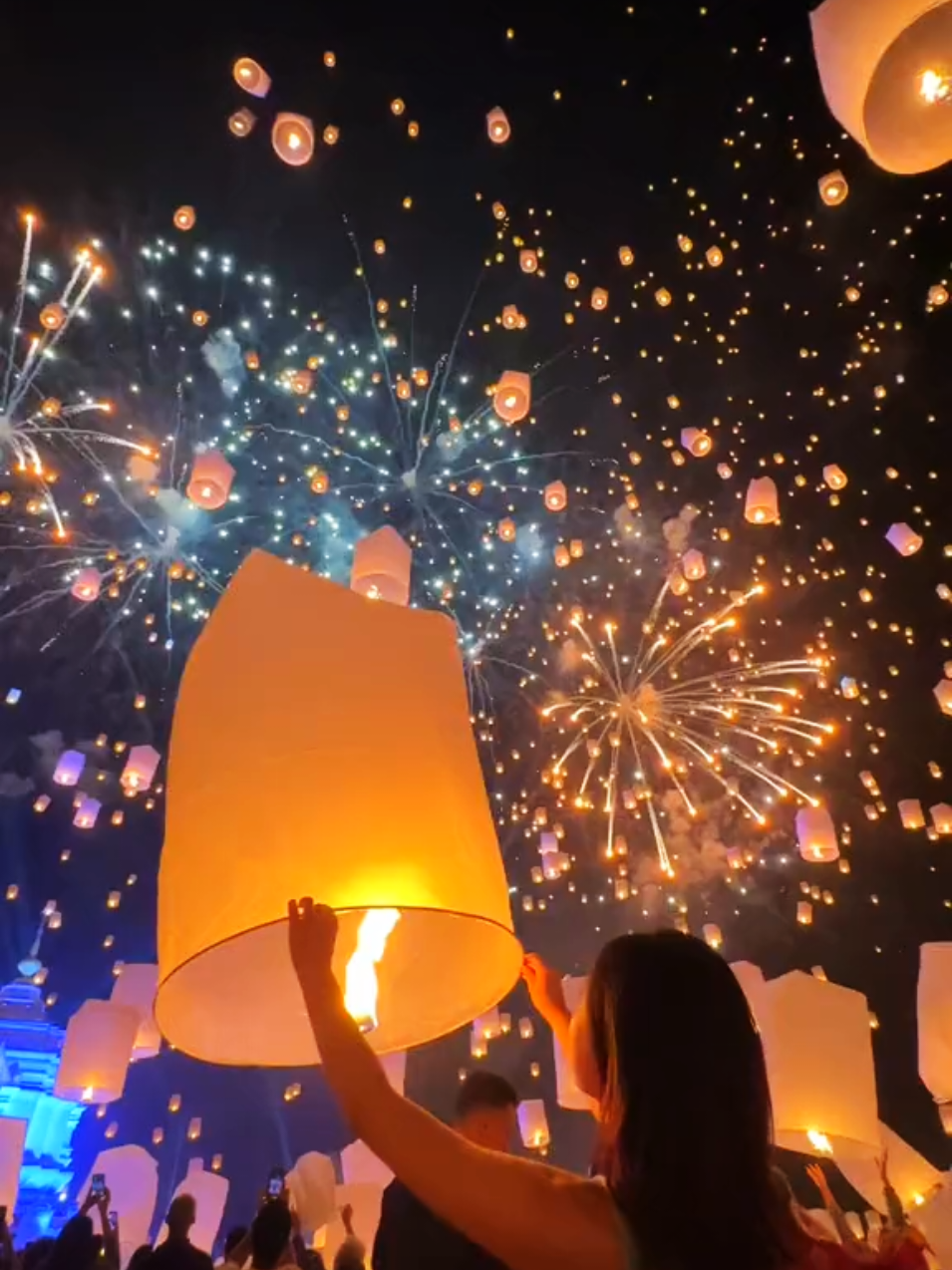 Vejo em fim a luz brilhar ❤️‍🔥🥹🎶 Festival das lanternas 🎆🎇 🇹🇭📍Chiang mai📍🇹🇭 Thailand @🎼Soung.Life ❤️‍🔥  @🎼Soung.Life ❤️‍🔥  @🎼Soung.Life ❤️‍🔥  . . . #lanternfestival #lantern #lanterns #light #night #skylantern #skylanterns #happynewyear #skylanternfestival #art #chinesenewyear #travelphotography #lights  #travel #lenteraterbang #sky #lampionterbang #lampionterbangmurah #photography #imlek #festival #thailand #chineselantern #midautumnfestival #Love #Diwali #chiangmai #lanternlight #lanternfest #globosdecantoya  #GenshinImpact #GenshinPhotoContest #lanternlightfestival #travelphotography #skylantern #photography #hotairballoon #bhfyp #homedecor #thailand #colourbomb #lanternaspersonalizadas #taiwan #nightphotography #chineselanterns #lanternlighttours #lanternrose #lanternart #colourpop #coloursmoke #coloursmokebomb #lanternflower #lanternsandlights #lanternjack #midautumnfestival #art #happynewyear #co #ukreviewer #lanterndecor #lanternlove #lanternagem#FestivalDasLanternas, #LanternasFestival #LanternFestival #fyp #foruyou #explore #trendingvideo #vibes #goodvibes 