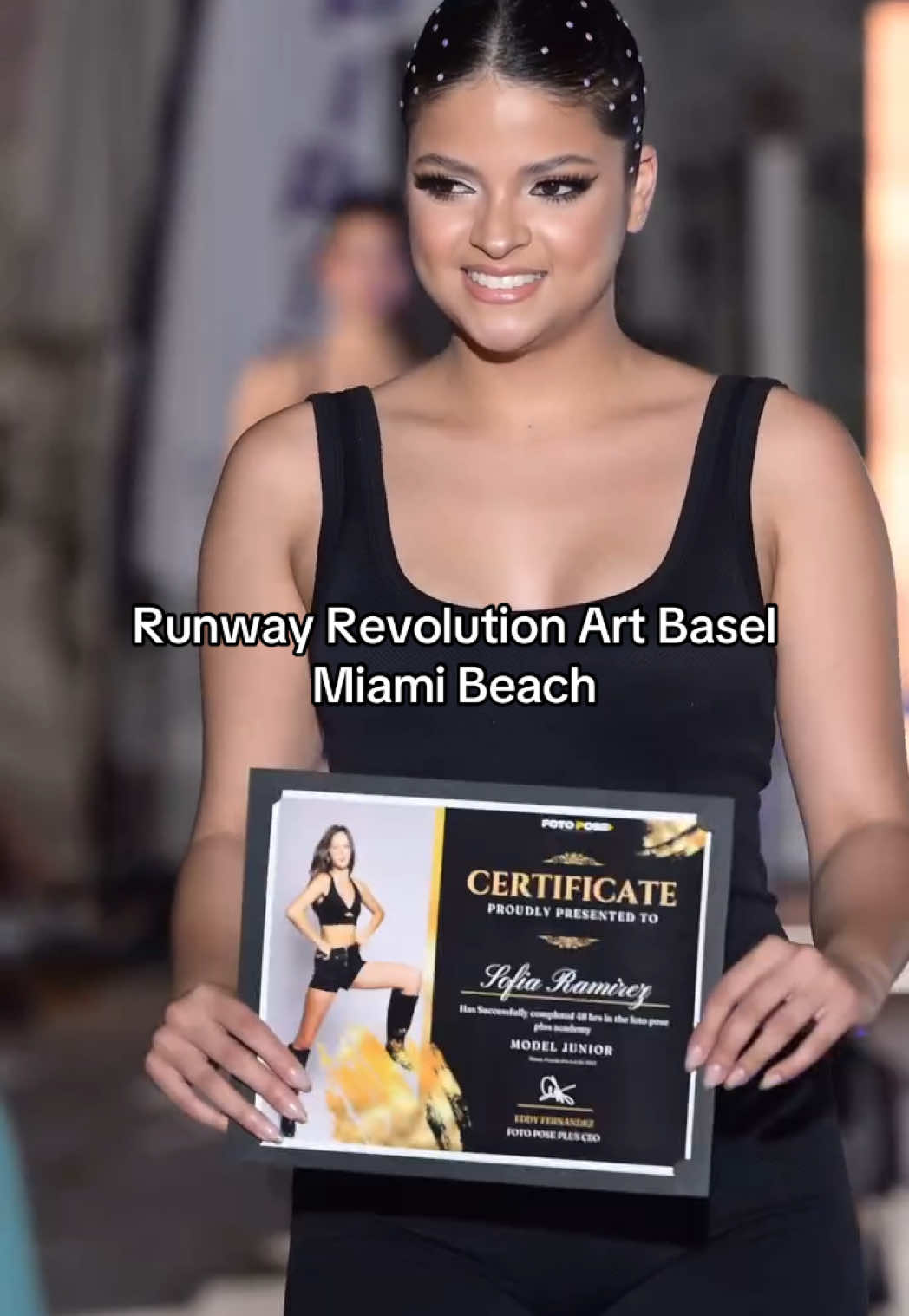 RUNWAY REVOLUTION ART BASEL ⚡️ 📍Miami Beach Entrega de certificado a nuestra alumna Sofía Ramírez, ¡felicidades! ♥️ #Runway #fashion #runwaymodels #model #models #miami #miamimodel #miamimodels #miamifashion #runwaywalk #runwaymodel #runwayfashion #modelacademy #fashionshow 
