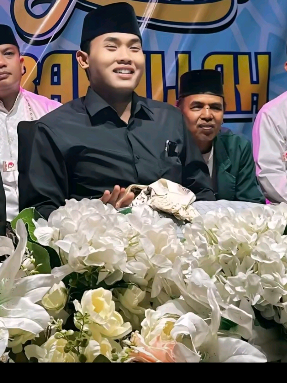 Dawuhipun gus ellham, air bekas wudhu seorang ibu. niku insyaAllah saget damel mencerdaskan anak. RUTINAN MTI KAMIS MALAM JUM'AT✨️💫 . #dawuhgusellham #dawuhgusellhamyahya #gusellhamyahya #gusellhamyahyalq #gusell #gusellhamyahyalq🤍 #dawuhguru #ngajiroso #rutinanmalamjumaat #airwudhu #ibuanak #fy #fyp #fypage #vidioviraltiktok_fyp #ngajionline #mtibadallah #infogusellham #dawuh 