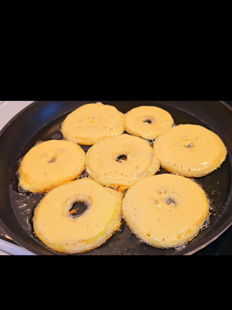 ВКУСНЯТИНА ВМЕСТО НАДОЕВШЕЙ ШАРЛОТКИ! Без замеса теста.  Кладу яблоки в кипящее масло и получаю ЯБЛОЧНОЕ ОБЪЕДЕНИЕ тающее во рту! Из серии «Гости на пороге