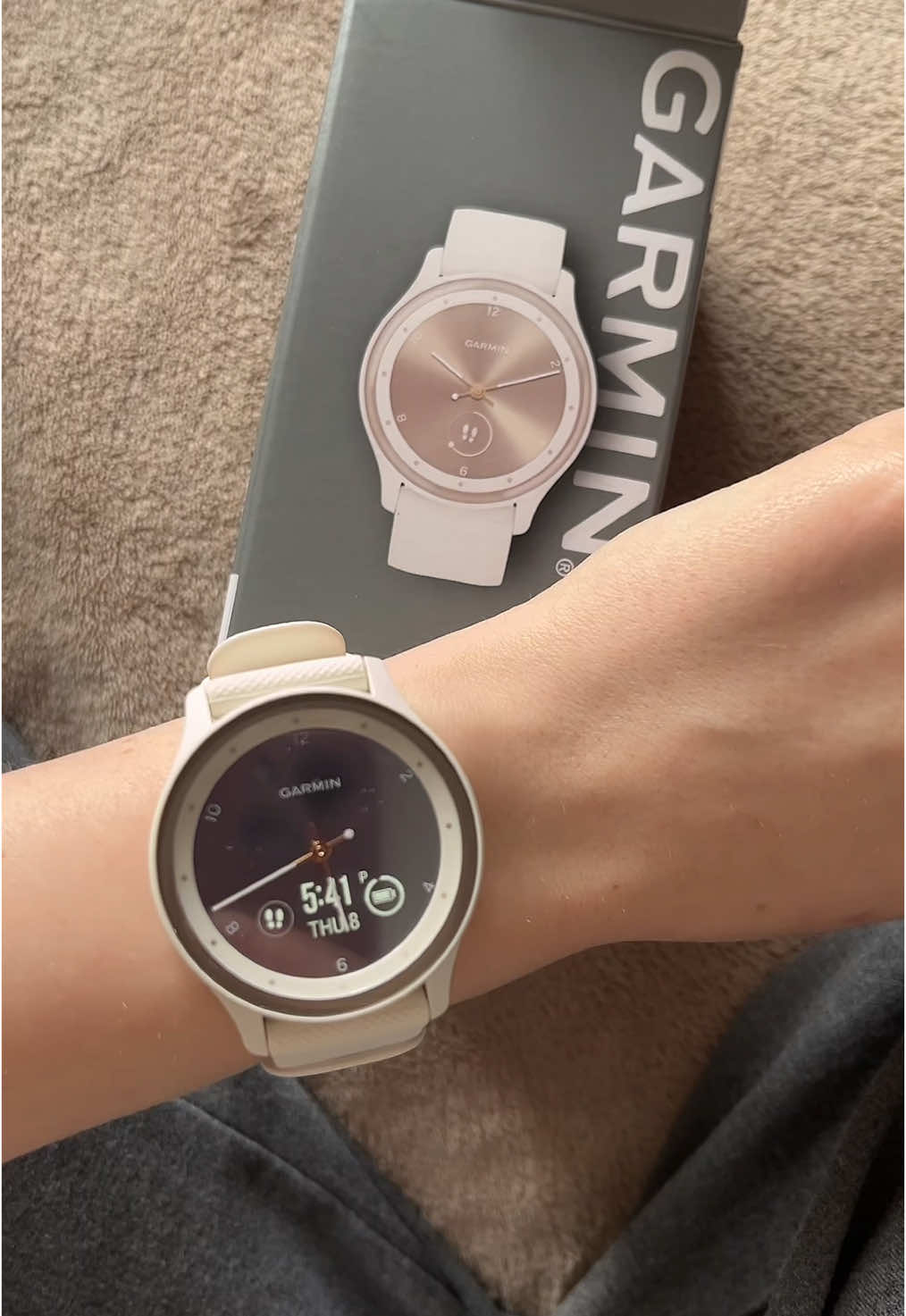 Does anyone else have one of these and know if the screen is supposed to be so dark? Not like the picture at all 😅 #garmin #garminwatch #vivomovesport #runner #girlswhorun #applewatch #smartwatch 