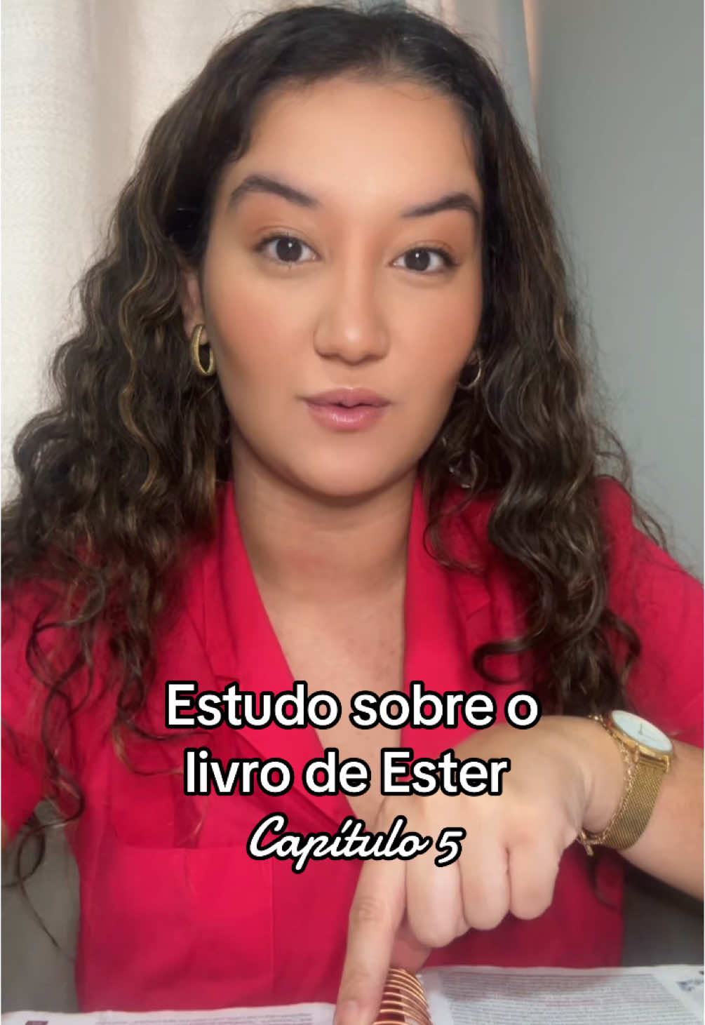 Tem guerra que a gente vence no silêncio. Ester não se precipitou. Jejuou, se preparou e entrou com sabedoria. Não gritou. Não se desesperou. Mas também não se calou. Ela entendeu que quando Deus está no comando, até o tempo de falar tem hora certa. Enquanto isso, Mardoqueu continuou firme. Não se curvou. Não se rendeu. E o inferno ficou incomodado. Esse é o capítulo onde o céu começa a virar a chave… mas ainda em silêncio. Porque quem ouve a voz de Deus não precisa provar nada pra ninguém. #estudobiblico #bibliasagrada #biblia #Jesus #Deus #devocional 