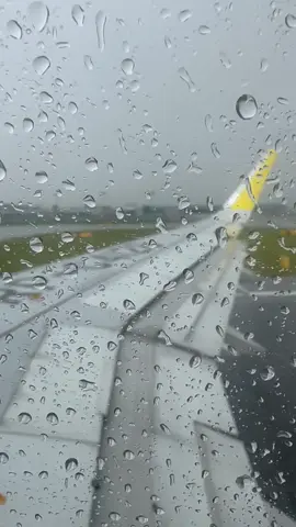 #rain #rainyflight #changiairport #cebupacific 
