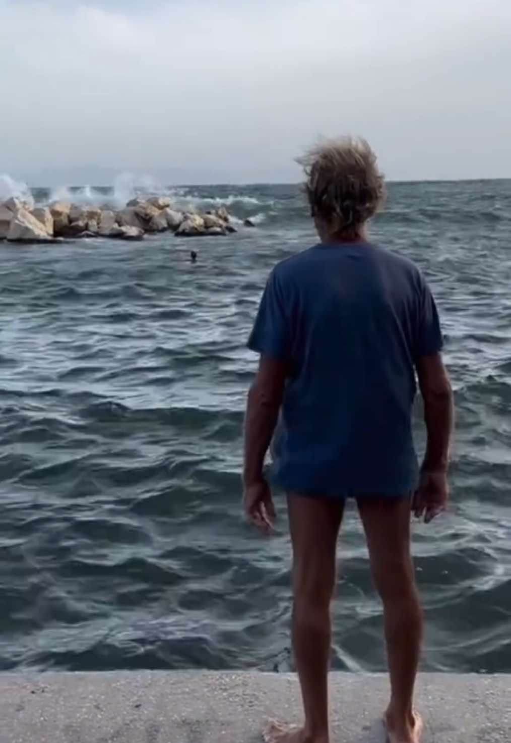 vivere di mare, fino alla fine 💙 #nonnovincenzo #azotoman #napoli #mare 