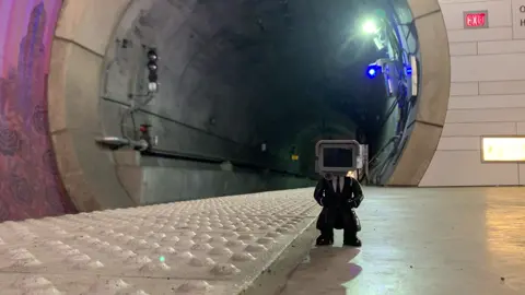 All aboard! #train #subway #skibiditoilet #tokyometro #cameraman 