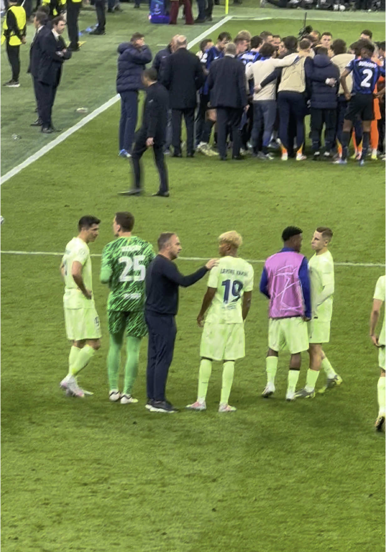 Hansi Flick animando a Lamine Yamal antes de comenzar la prórroga en el partido de semifinales de Champions League Inter de Milan 4-3 Barcelona #lamineyamal #barcelona #hansiflick #intermilan #championsleague 