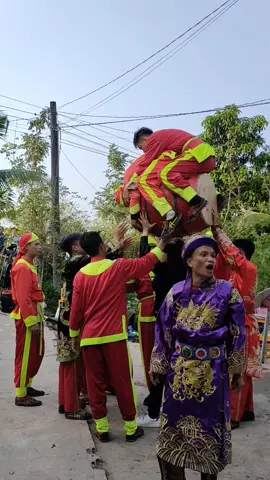 nặng quá nhưng nghề nghiệp phải làm thui đứng không Duẫn nữa còn quay thêm vòng hjhj