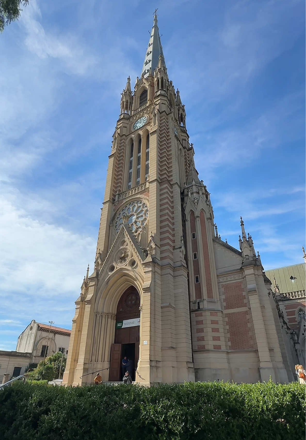 Un paseo por el Bajo de San Isidro nos invita a viajar en el tiempo. Comenzamos visitando la casa donde vivió José Luis Bernet, el primer gobernador argentino de las Islas Malvinas, una joya histórica poco conocida frente al río. Luego seguimos hacia el Museo Beccar Varela, ubicado en la emblemática Quinta Los Ombúes, que fuera hogar de Mariquita Sánchez de Thompson, figura clave en la historia argentina. El recorrido continúa por el casco histórico de San Isidro, donde una pequeña capilla dio origen a un pueblo que con el tiempo fue creciendo alrededor y dio lugar a lo que hoy es la majestuosa Catedral. Un paseo que combina historia, arquitectura y la identidad profunda del lugar. #historia #turismo 