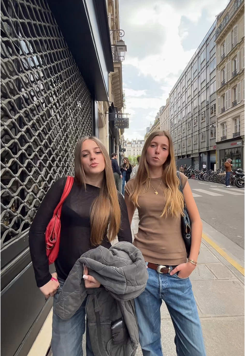 paris à 4 #videoclub #mai #fyp @louise.jhnt @suzanne🧘‍♀️ @c★pu 
