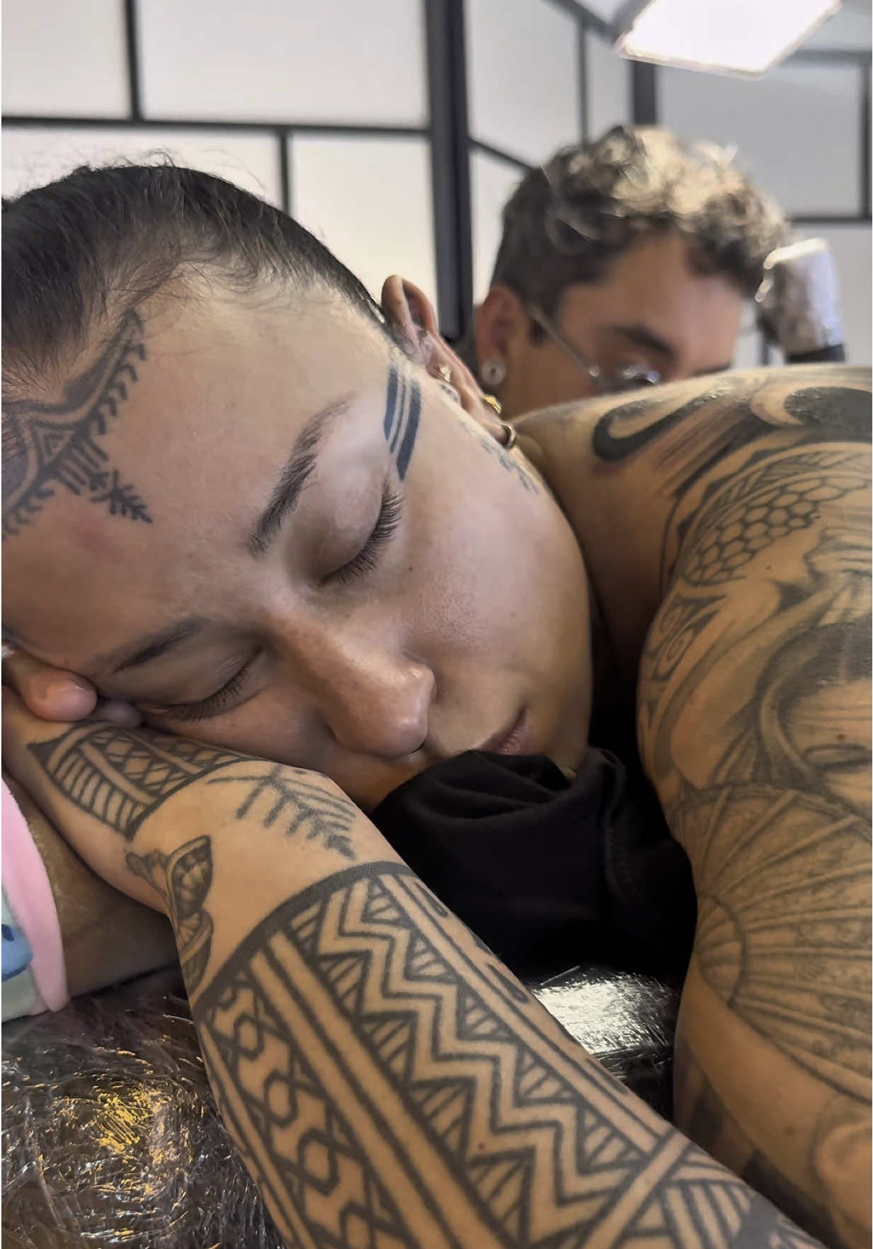 C’est à mon tour de me faire tatouer par mon tatoueur préféré @cristian casas alpuerto ✨Je continue l’intégrale arrière de mon corp 🥰✨ C’est parti pour 2 jours intense 🥰 #tatouage #tattoo #tenerife #backtattoo #letsgo 