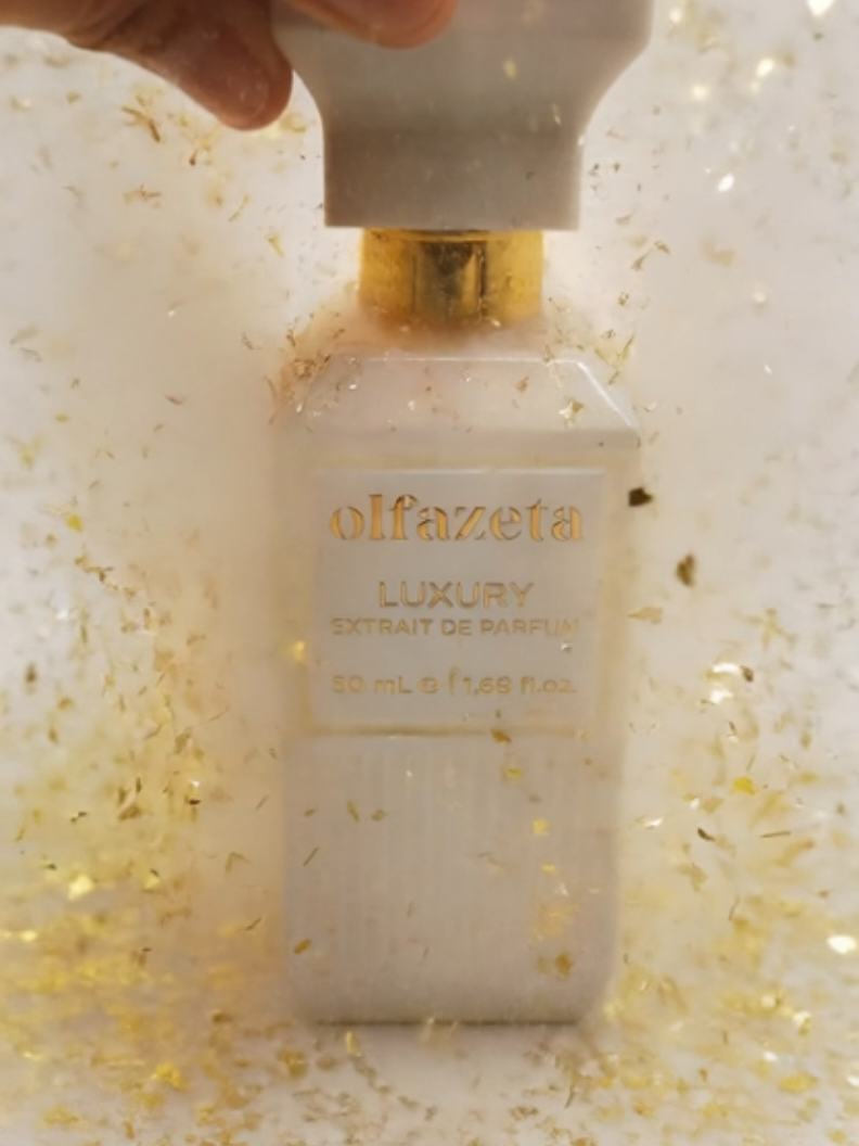 Te perfumy to: Oryginalne esencje zapachowe  Naturalny alkohol roślinny (przyjazny dla skóry i alergików) Brak wody (maksymalna trwałość – zapachy wyczuwalne nawet po praniu!) Włoska jakość i elegancja – flakony 30 ml, 50 ml i 70 ml Chogan to włoska firma z własną produkcją, obecna już w 55 krajach. Nie podpisujesz żadnej umowy – możesz rozpocząć współpracę z niskim progiem wejścia. Dołączasz do społeczności Essence Tribe, która profesjonalizuje Network Marketing i szkoli nowych partnerów krok po kroku. Dzięki wsparciu zespołu, gotowym materiałom, szkoleniom i Akademii Alpha 7 – budujesz własny biznes w pełni elastycznie i na swoich zasadach. Dołącz do nas i bądź częścią globalnej zmiany! #Chogan #EssenceTribe #NetworkMarketing #PerfumyZEsencją #BiznesZPasją #WłasnyBiznes #NieMaUmowy #KuferekChogan #PerfumyChogan #ZapachSukcesu  #ChoganOpinie  #ChoganListaPerfum  #ChoganPolska  #ChoganRecenzje  #ChoganTest  #ChoganPorównanie 