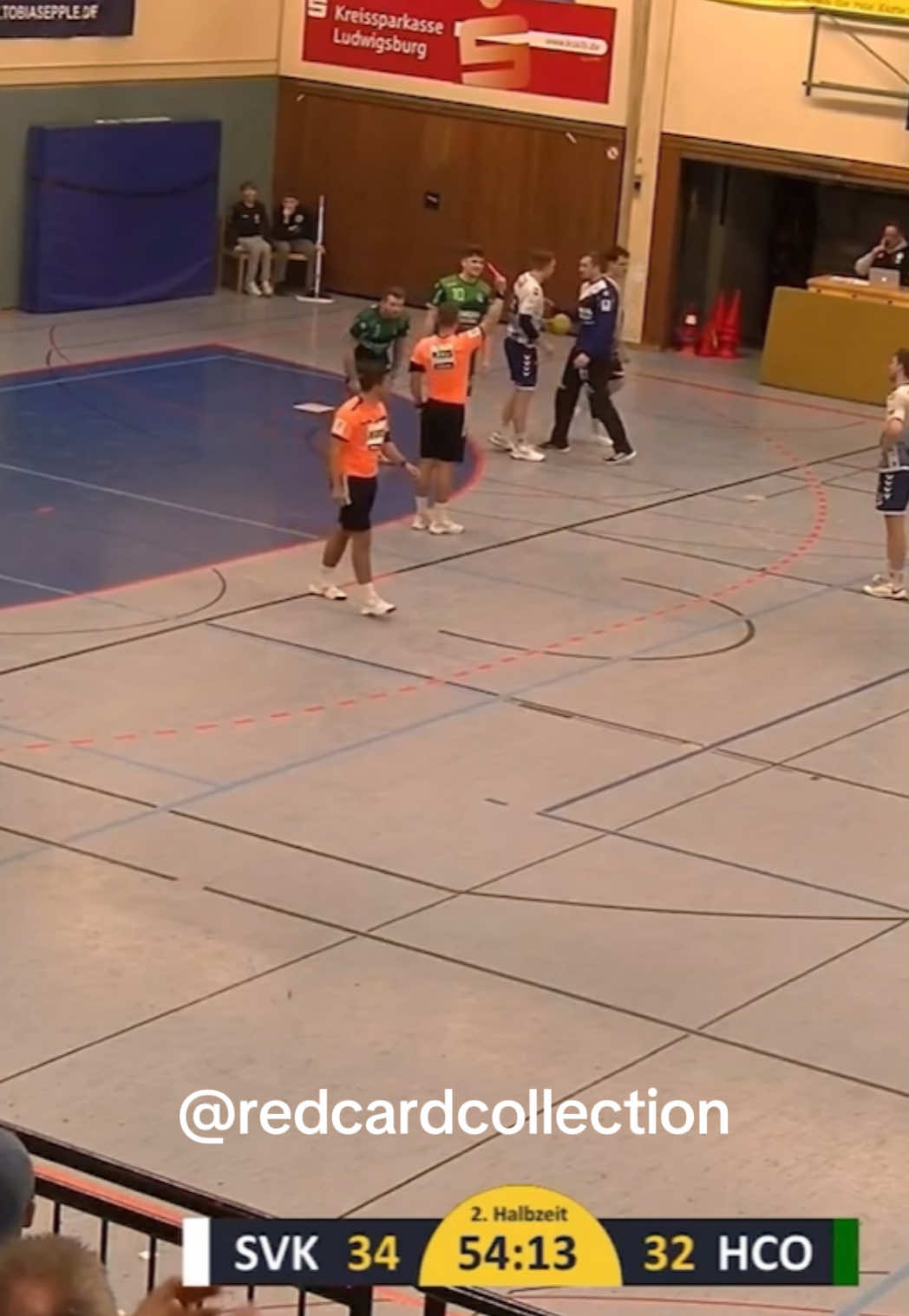 🚨🟥 TikTok-Referees aufgepasst! 🟥🚨 In dieser Situation wird eine rote Karte gegeben - aber wie hättest du als Schiedsrichter entschieden? 🤔 Schau dir die Szene an und bewerte selbst! Schreib in die Kommentare, ob du auch Rot gezeigt hättest oder was deine Entscheidung gewesen wäre! 🟥👇🏼 Männer 3. Liga Süd-Staffel: SV Kornwestheim vs. HC Oppenweiler/Backnang (29.03.2025) #referee #handball #redcard #rightorwrong #fyp #collection #whatwouldyoudecide 
