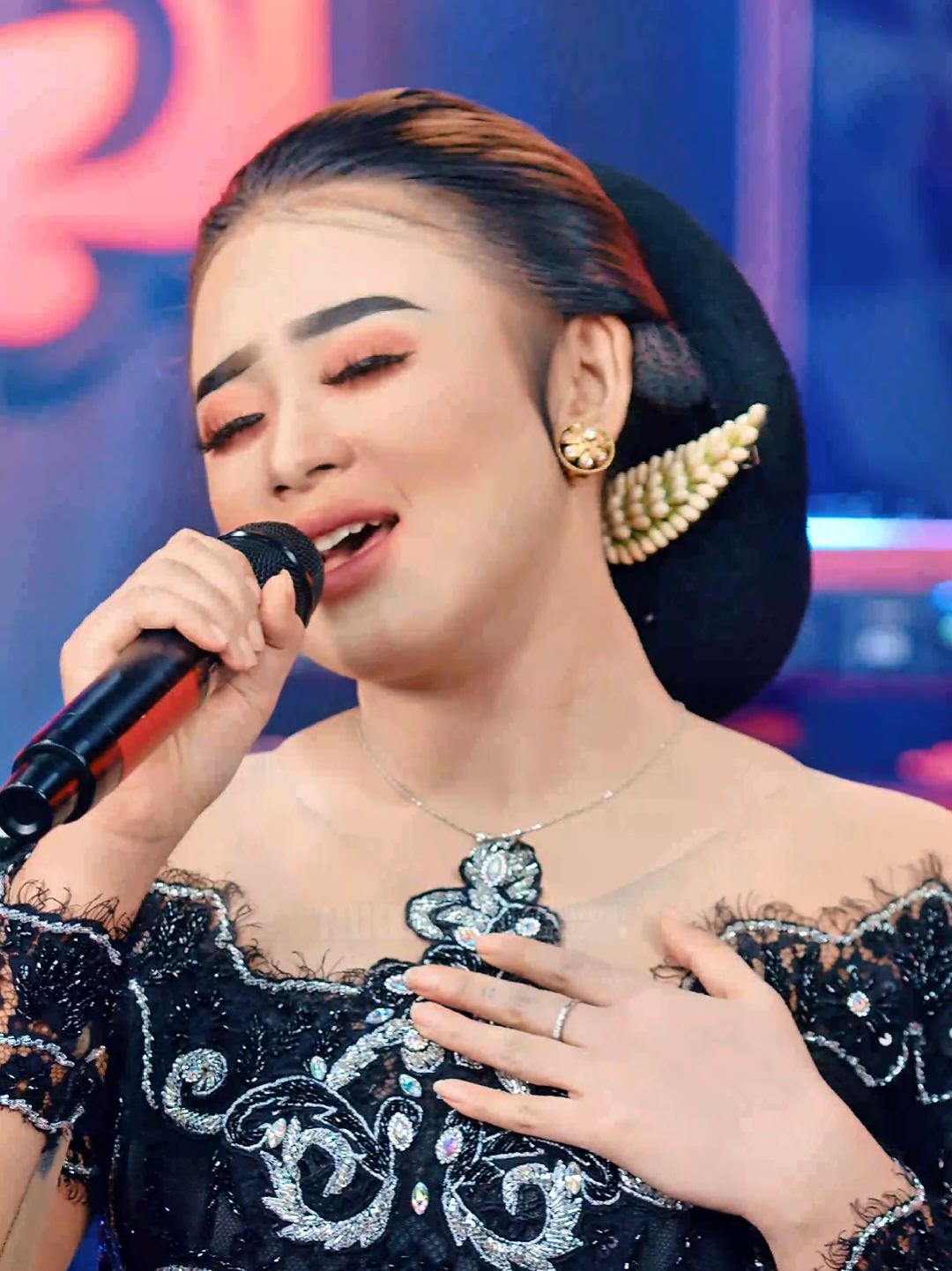 Umpomo - Niken Salindry @nikensalindryrealll @kembarmusicdigital  .  Coming Soon . . .  Jum'at, 9 Mei 2025 Pukul 13.00 WIB Stay Tuned On Youtube Channel Kembar Music Digital . #nikensalindry #nikensalindryterbaru #nikensentertainment #nikensmusicdigital #sanidynusantara #sanidylampung #kembarmusicdigital