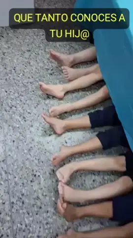 descubriendo los pies de mi.hijo