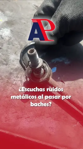 ¿Escuchas ruidos metálicos cuando pasas rompemuelles o curvas?🤔🚘 Puede que las bieletas de tu suspensión estén dañadas y no lo sepas.😨 En este video te explicamos cómo identificarlas a tiempo.🅰️🅿️ No ignores las señales, tu seguridad está en juego.👨‍🔧 #Bieletas #Suspensión #MecánicaAutomotriz #tallerautomotriz #Dirección #Frenos #alineamientopisfil #carros #sonidos
