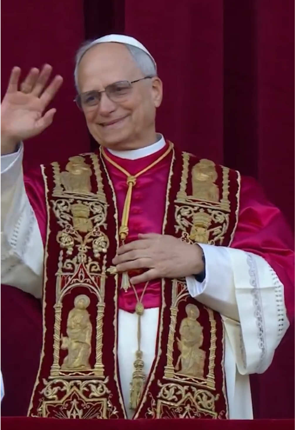Primeras imágenes del nuevo Papa, León XIV. El cardenal estadounidense Robert Francis Prevost, un misionero con una larga experiencia en Perú, sucederá al Papa Francisco. (📹 @vatican.news) #papa #leonxiv #papaleonxiv #robertprevost 