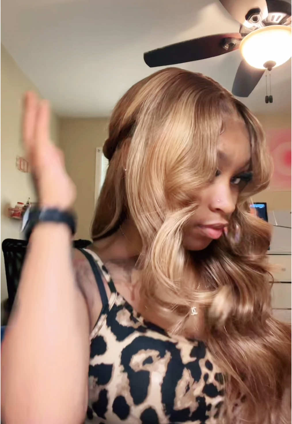 featuring @UNice Hair @unicehairwebsite ❤️ wig link in my bio!  #unicebyebyeknotswig #byebyeknotswig #unicehair #knotlesswig #highlightwig 
