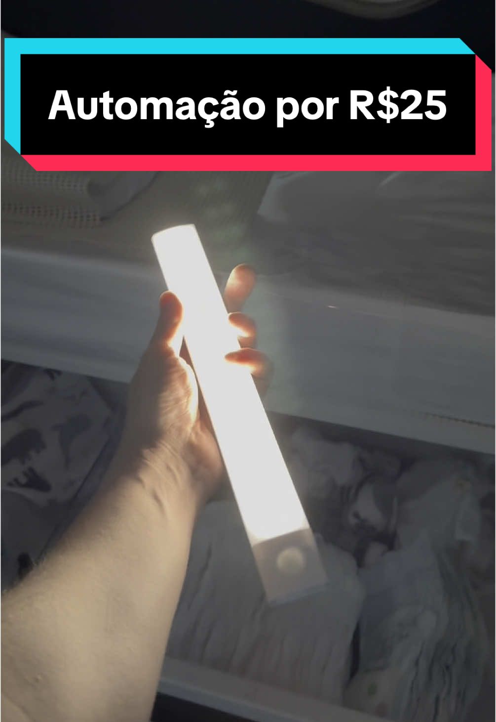 Automação MUITO útil por 25 reais? 💡🧠 eu uso esse led c recarregavel com sensor nas minhas gavetas, guarda-roupas, em baixo da cama, no banheiro. Vejo muita gente gastando dinheiro com interruptores inteligentes, Alexas espalhadas pela casa e tudo mais, só que quase nada é realmente útil como essa simples iluminação com sensor! E o melhor, custa 25 reais! A bateria dura 2 meses  e ainda é recarregavel. Testa aí e me fala #TikTokShopChegou #automacao #automacaoresidencial #alexa 
